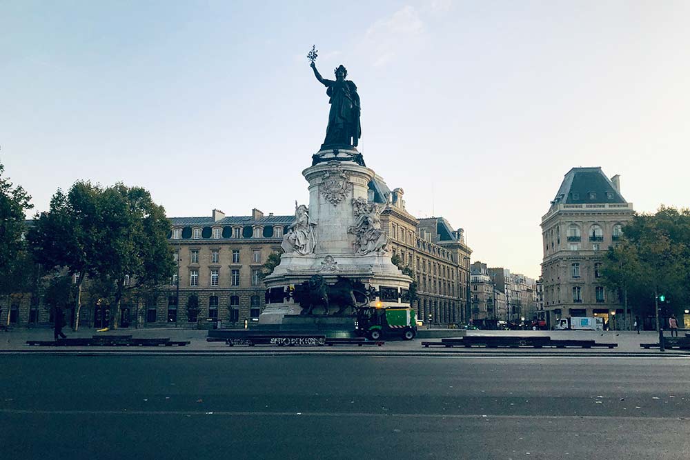 Площадь Республики. Статуя Марианны — символа борьбы за свободу для всех французов. Городские службы убирают последние следы недавней «битвы»