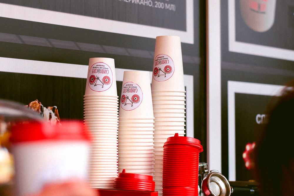 Кофе подают в брендированных бумажных стаканчиках трех размеров: маленький — 250 мл, средний — 350 мл, большой — 400 мл