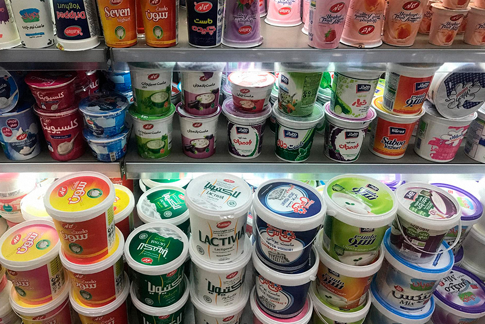 Йогурты продаются в огромных банках по литру и больше. Семьи в Иране большие, а йогурт едят все. Распространены йогурты с овощными вкусами, например с огурцом, луком, баклажаном. Сладкий же йогурт найти непросто