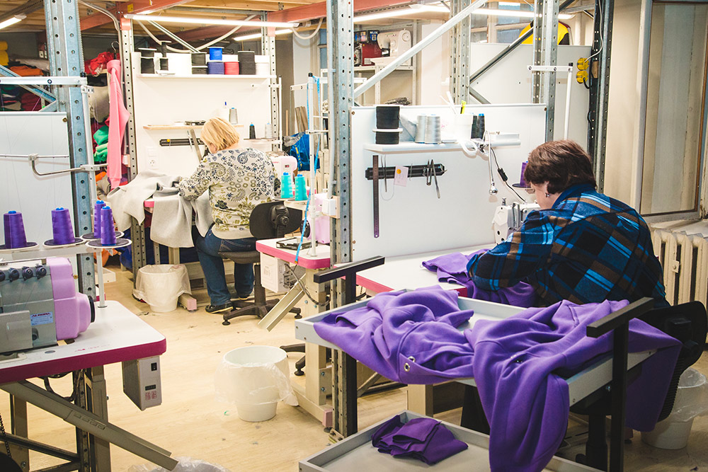 Швеи сшивают одежду из отдельных частей, которые подготовили раскройщицы