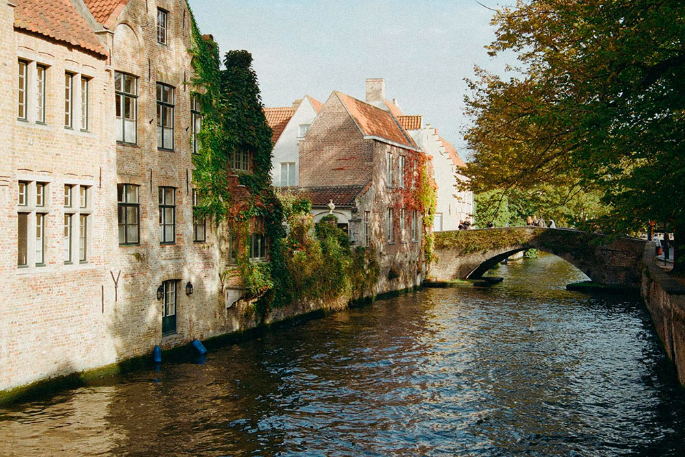 В Брюгге меня поразили старинные здания. Например, вдоль каналов стоят деревянные дома 1500 года постройки. Фото: Анна Лесных