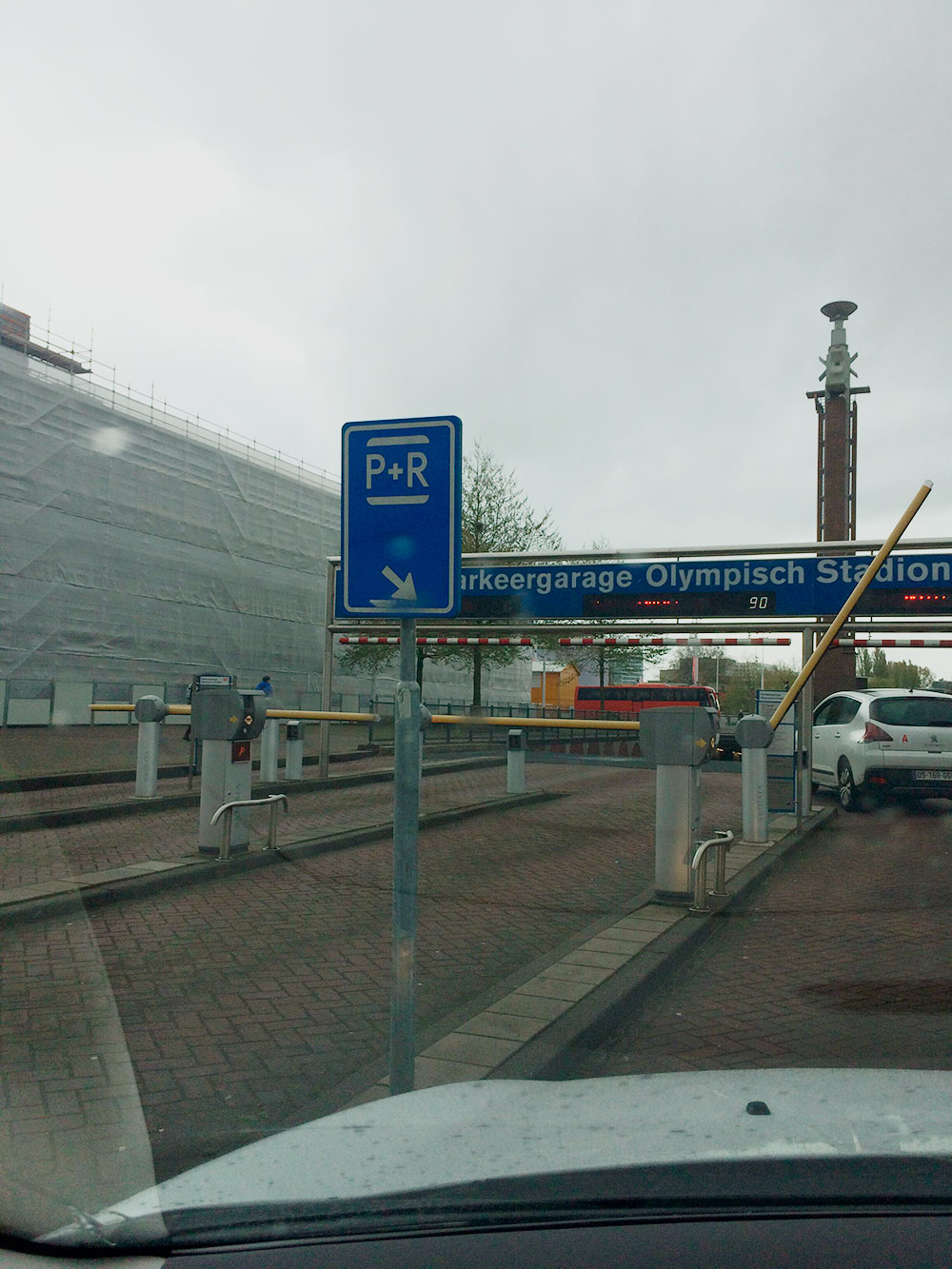 Парковка P+R в Амстердаме из предыдущей поездки весной 2017 года. Никому не рекомендую перемещаться по Нидерландам на своей машине: это жутко неудобно