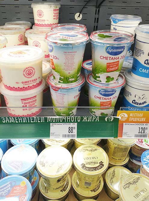 В «Карусели» продукты без заменителей стоят отдельно, а молочный прилавок большой и не влезает в кадр