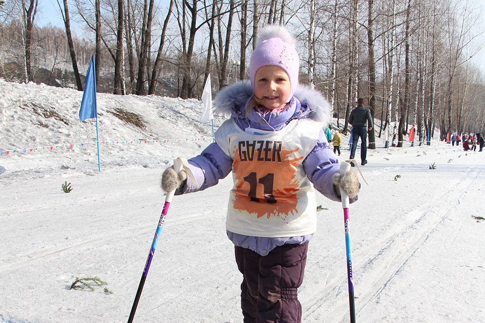 Начинающие лыжники тренируются в обычных зимних спортивных костюмах. Фото: Елена Клюкина