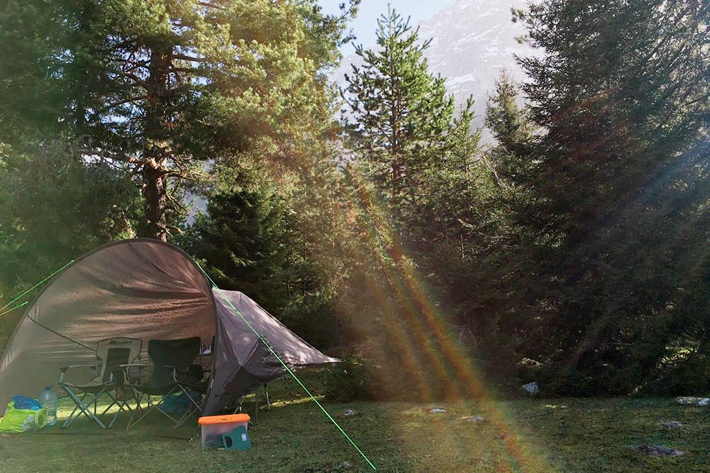 Поставили палатку недалеко от гор
