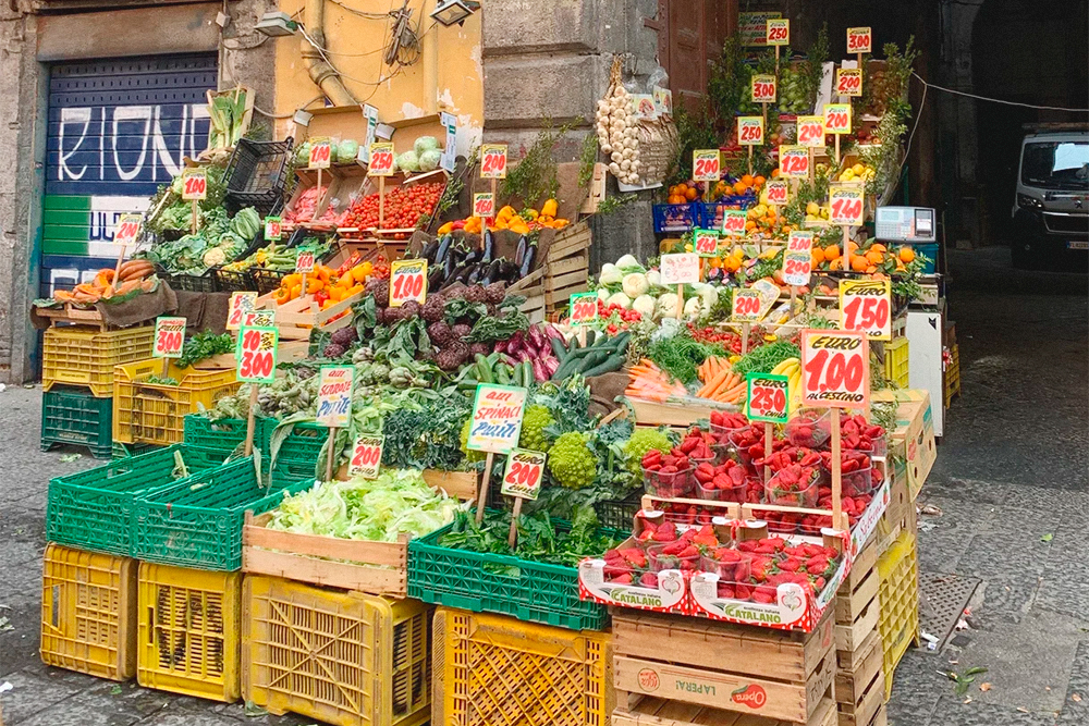 Уличная лавка с фруктами и овощами