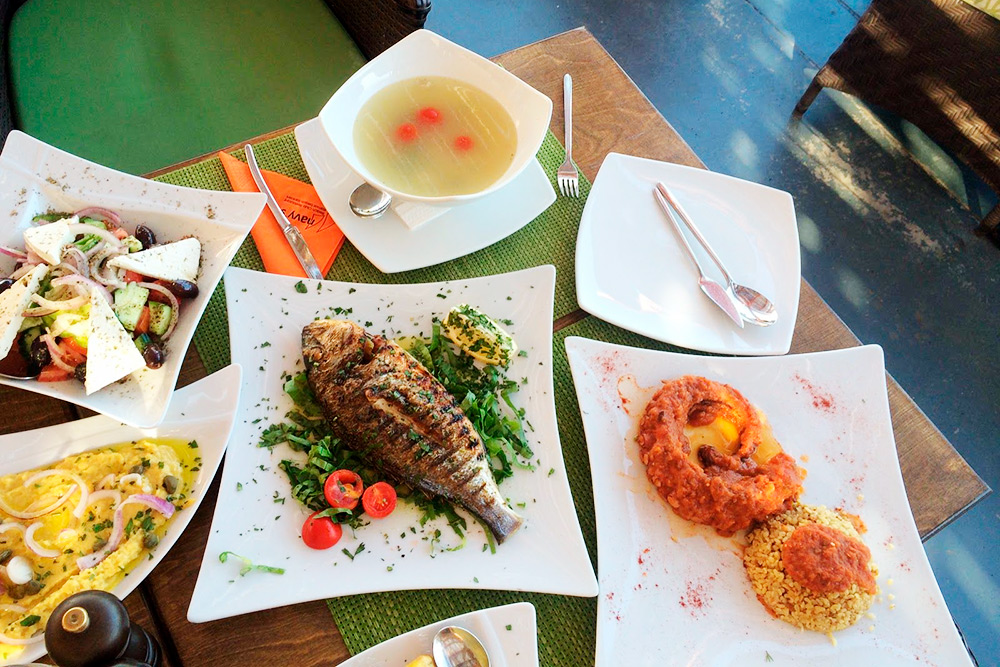 Типичный греческий стол: рыбный суп, рыба на гриле, щупальца осьминога, гороховый пудинг и греческий салат. Такой набор блюд в ресторане на побережье стоил 65 €