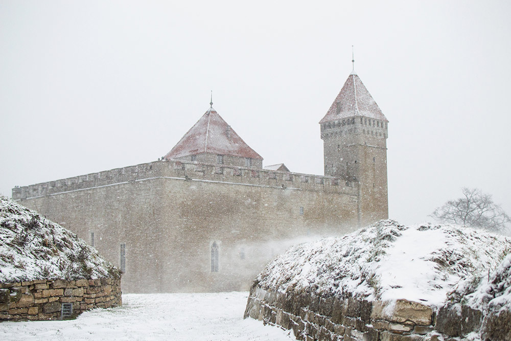 Епископский замок стал для нас укрытием, когда началась снежная буря: порывы ветра достигали 27 м/с