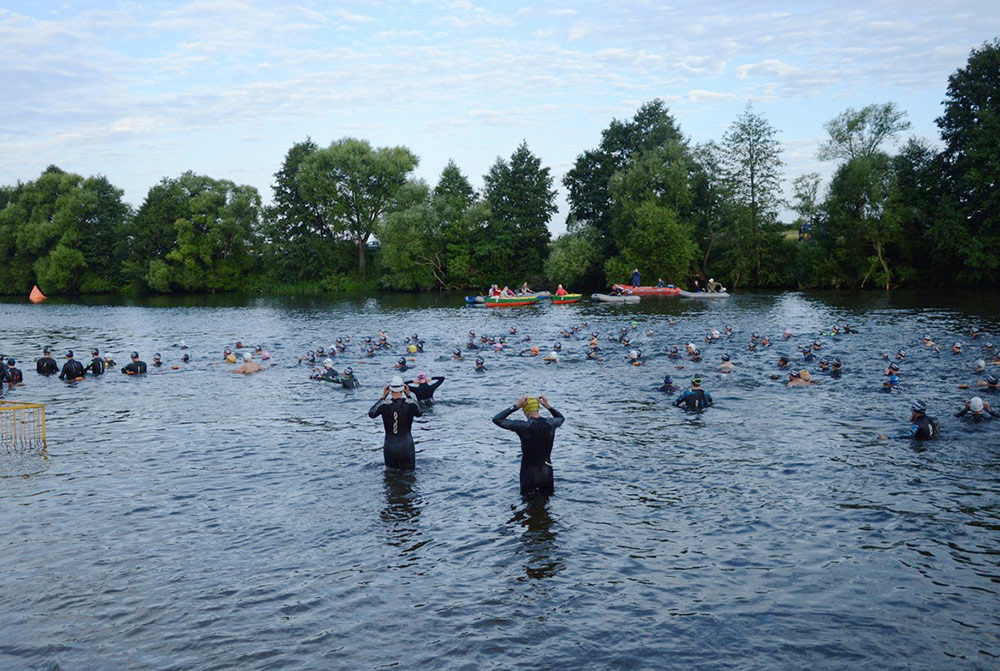 Перед стартом плавательного этапа. Всего нас было около 300 человек. Многие спортсмены все равно надели гидрокостюмы, чтобы плыть быстрее