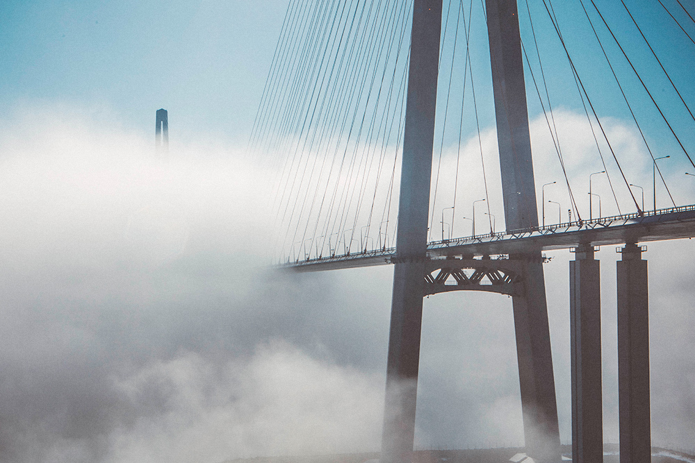 Туман «сжирает» Русский мост. Такая погода во Владивостоке стоит весь июнь. Фото: Shutterstock