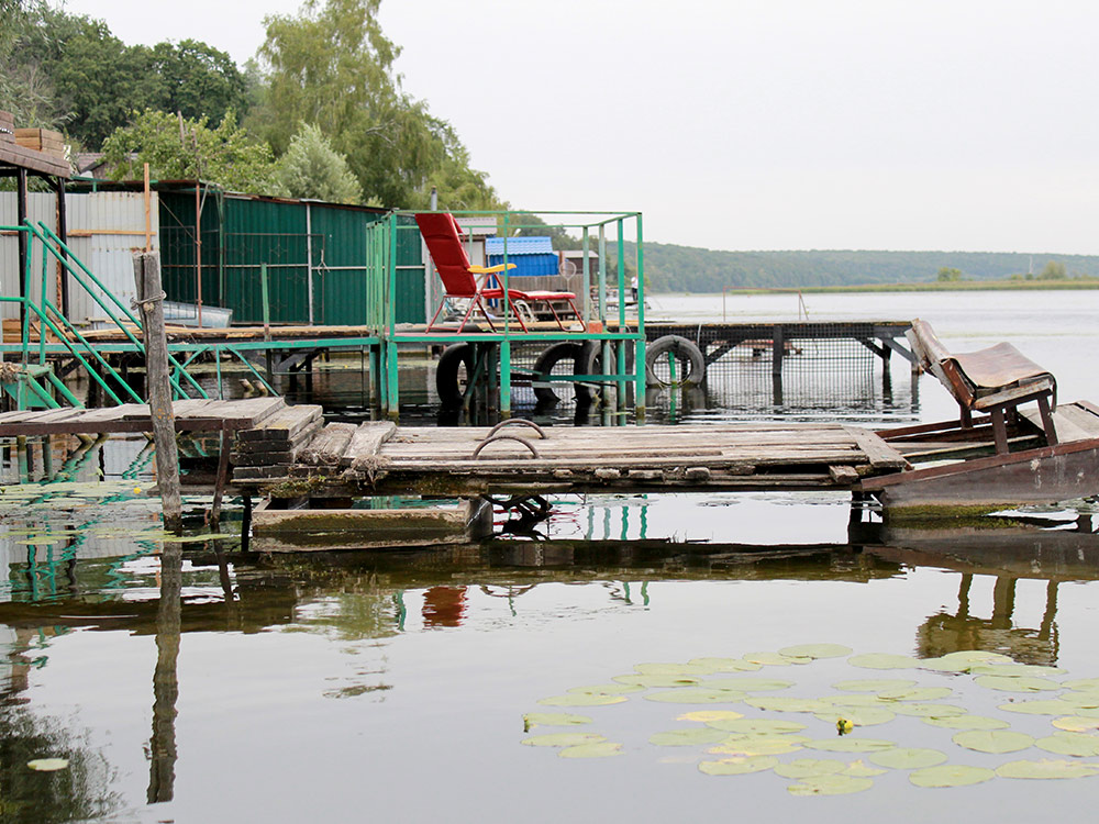 Пирсы на берегу водохранилища в дачном поселке Рыбачий