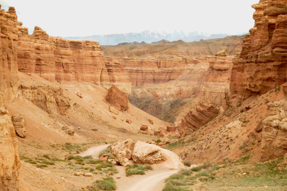 Чарынский каньон выглядит очень величественно, особенно с его дна