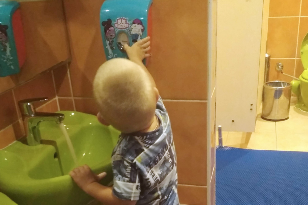 Раковины и краны в туалете на детской площадке устроены так, чтобы ребенок мог помыть руки без помощи взрослых. После этой поездки сын и дома теперь моет руки самостоятельно