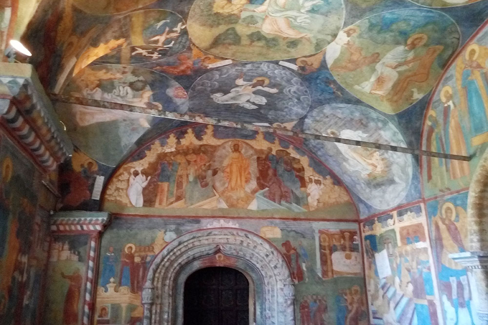 На стенах церкви Ильи Пророка — красивые росписи