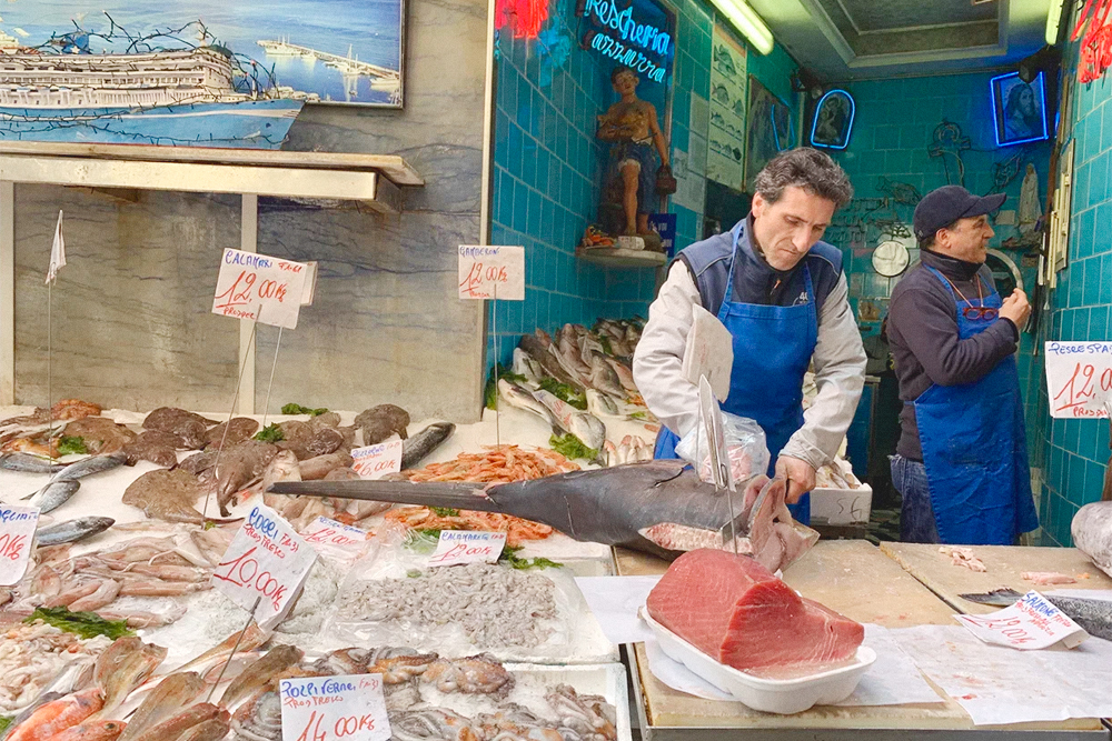 Лавки с морепродуктами часто объединены с кафе, где сразу готовят купленную рыбу