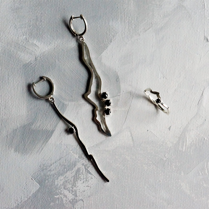 В коллекцию по мотивам работ Эгона Шиле входят две броши, две пары серег и кольцо