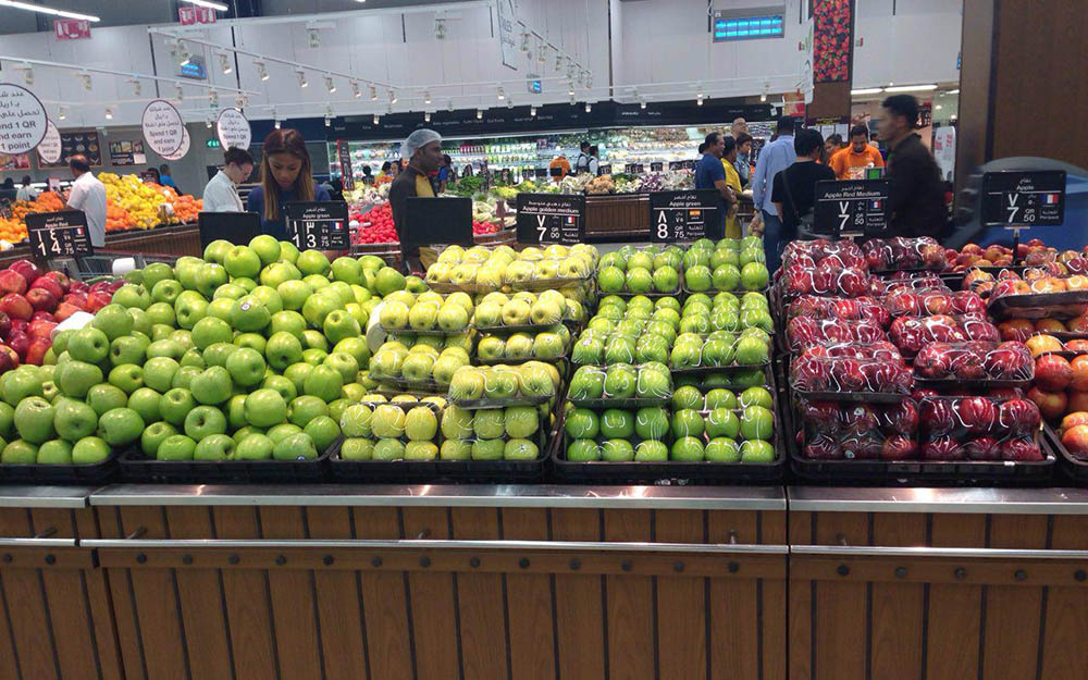 Овощи и фрукты в магазинах всегда свежие — даже в недорогом сегменте вы никогда не найдете залежалых яблок или увядшей зелени. На фото — отдел с фруктами в гипермаркете «Карфур»