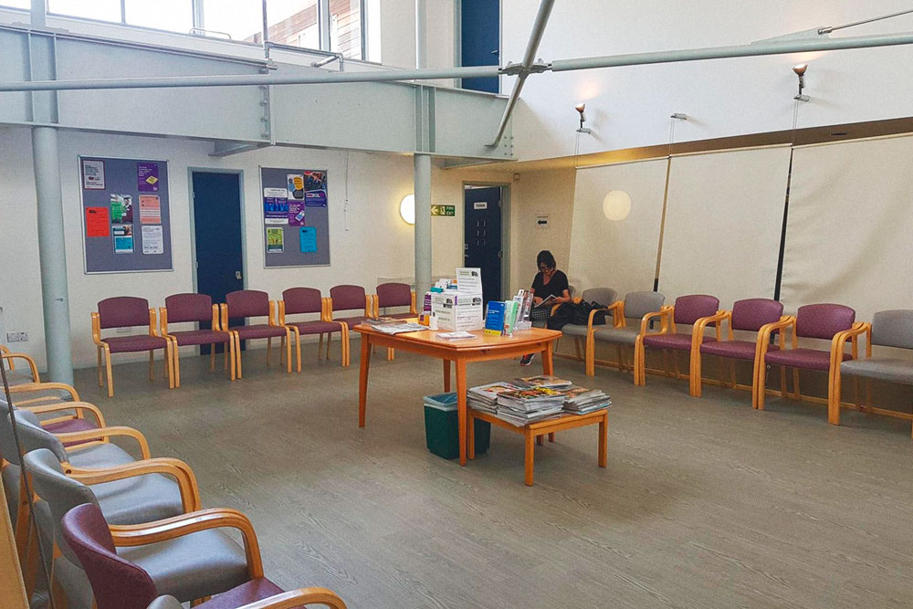 В больницах есть специальные залы, где пациенты ждут своей очереди. Там можно провести до пяти часов