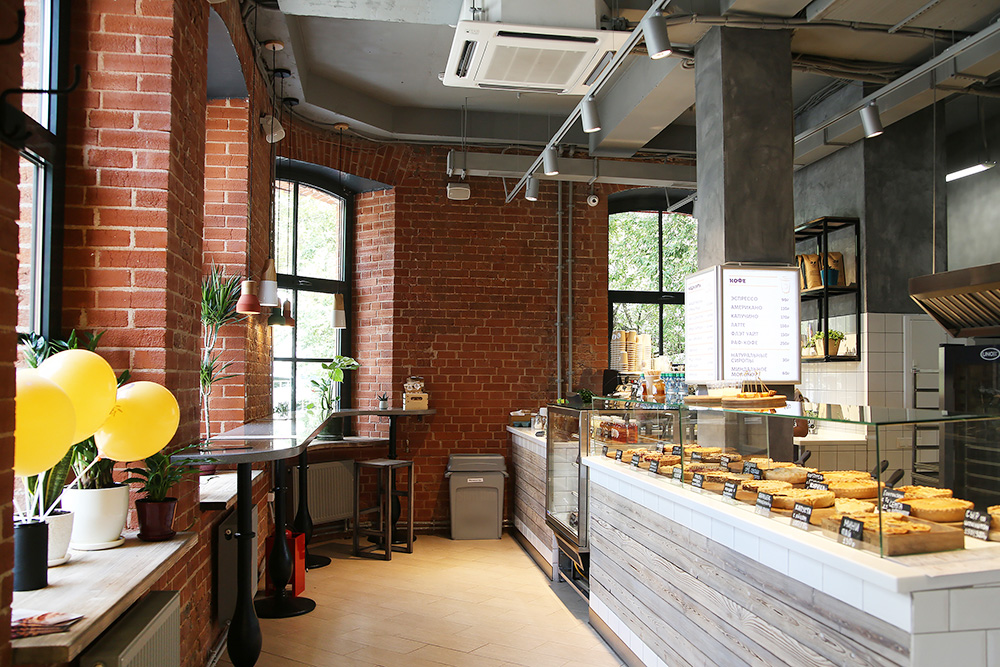 Кафе на «Арме». У кафе отдельный вход, уютный интерьер, большой выбор пирогов, но небольшая посадка и мало посетителей