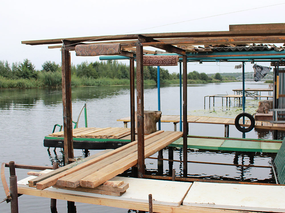 Пирсы на берегу водохранилища в дачном поселке Рыбачий