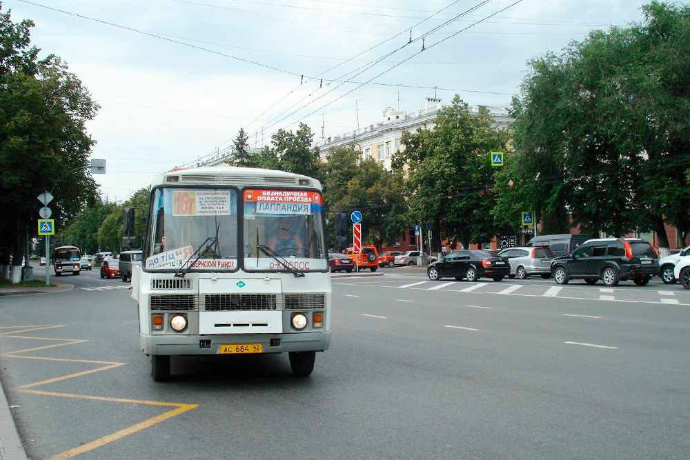 Во многих городах России роль маршрутных такси выполняют микроавтобусы, а в Кемерове пассажиров перевозят пазики. Они куда вместительнее