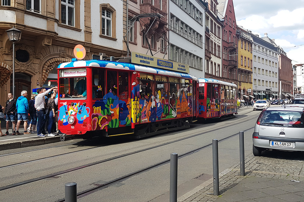 «Сидр-экспресс» (Ebbelwei-Expreß) — это особый маршрут, охватывающий основные достопримечательности Франкфурта. На борту угощают традиционным местным напитком — яблочным вином. Билет на такой трамвай стоит 8 € (560 ₽), включая напиток