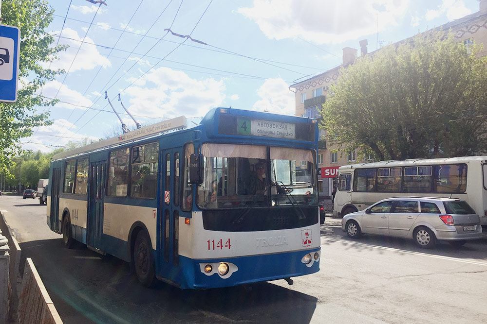 В центре города нет больших автобусов — вместо них ездят троллейбусы