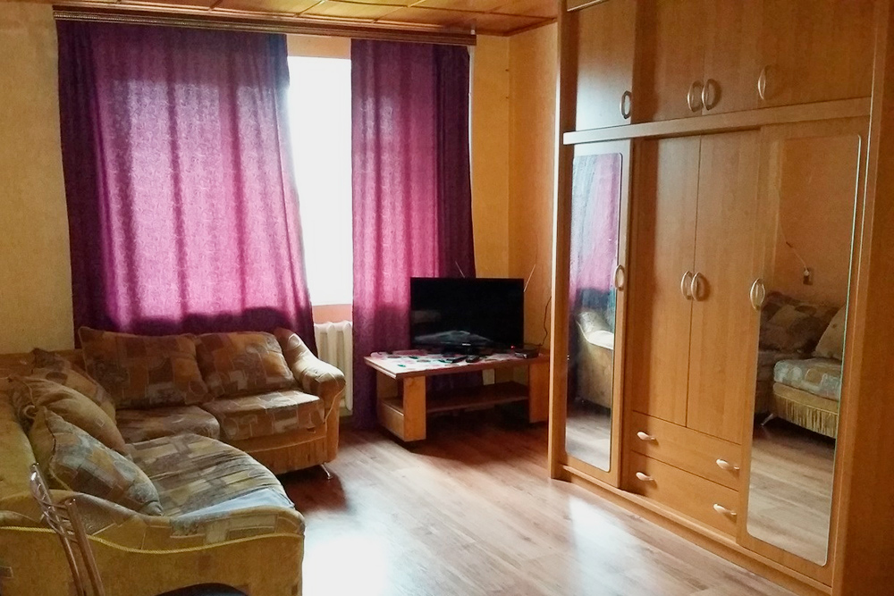 Трехкомнатная квартира в Сальске: есть телевизор, шкаф и большой диван
