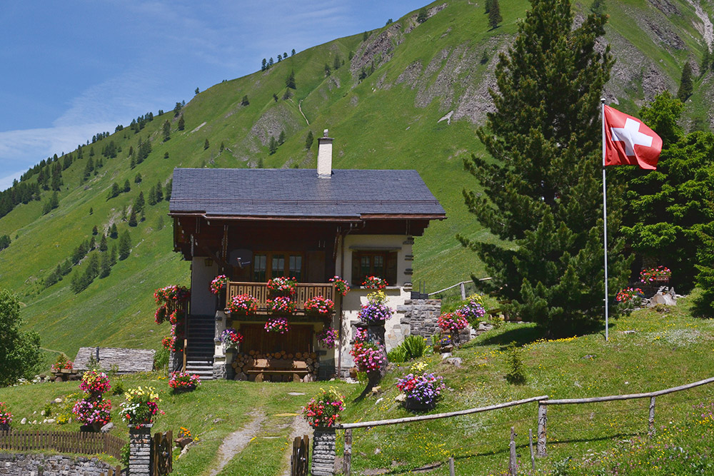Гестхаус в Швейцарии. Мы бы с удовольствием остановились в этом милом домике, но бюджет не позволял. Двухместный номер стоит от 100 € (7442 ₽) за ночь