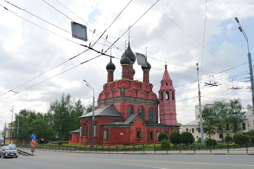 Церковь Богоявления недалеко от памятника Ярославу Мудрому