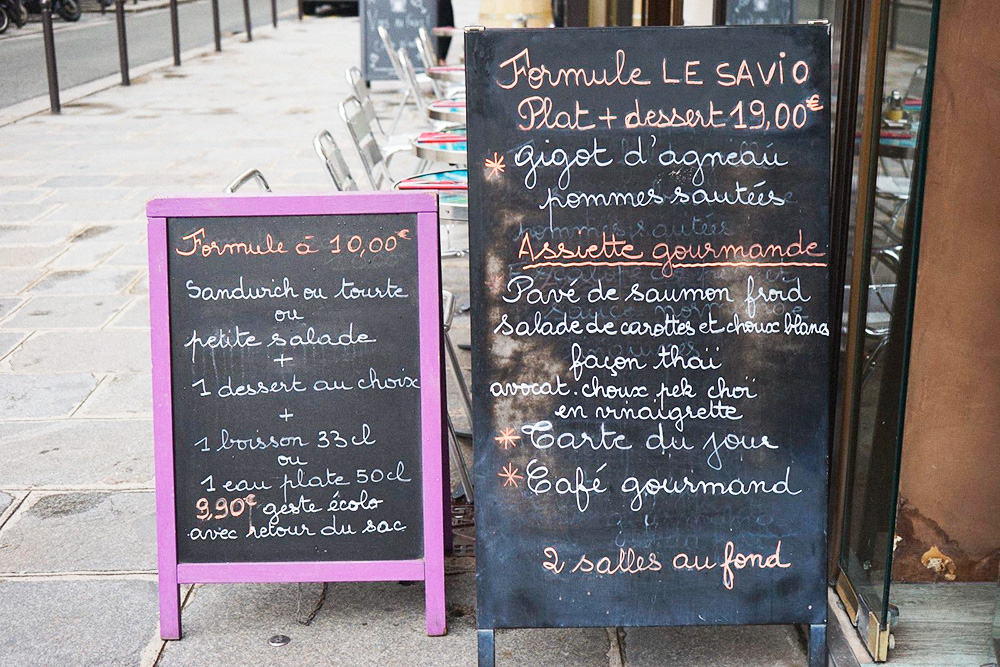 Ресторан Le Savio предлагает формюль всего за 10 € (710 рублей), в него входит сэндвич или маленький салат, десерт на выбор и холодный напиток