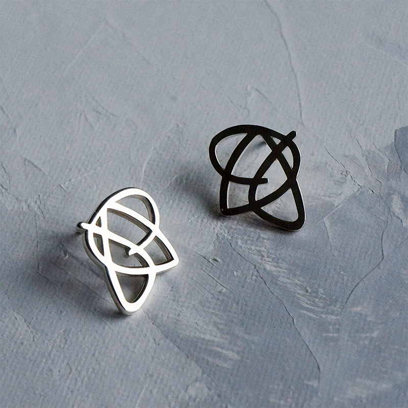 В коллекцию по мотивам работ Эгона Шиле входят две броши, две пары серег и кольцо