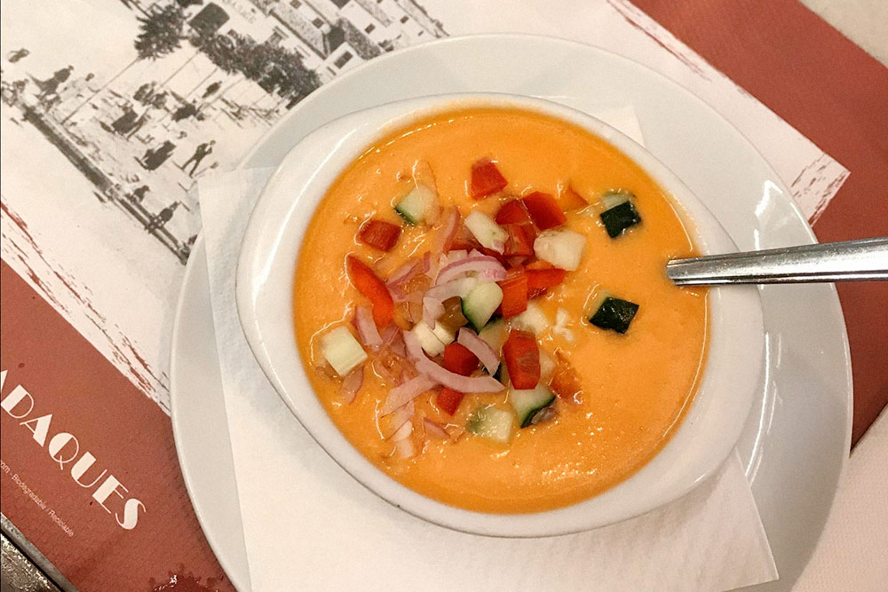 Гаспачо — холодный томатный суп с луком, перцем и огурцами. Такая порция в кафе на набережной Кадакеса стоила 7 € (539 рублей)