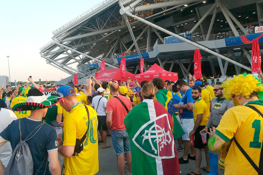 Около стадиона «Самара-арена» перед матчем Бразилия — Мексика