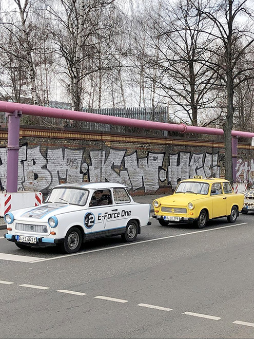 От времени, когда Берлин был разделен стеной на Восточный и Западный, остались лишь памятники и худшие в мире автомобили — «Трабанты», которые можно арендовать на час