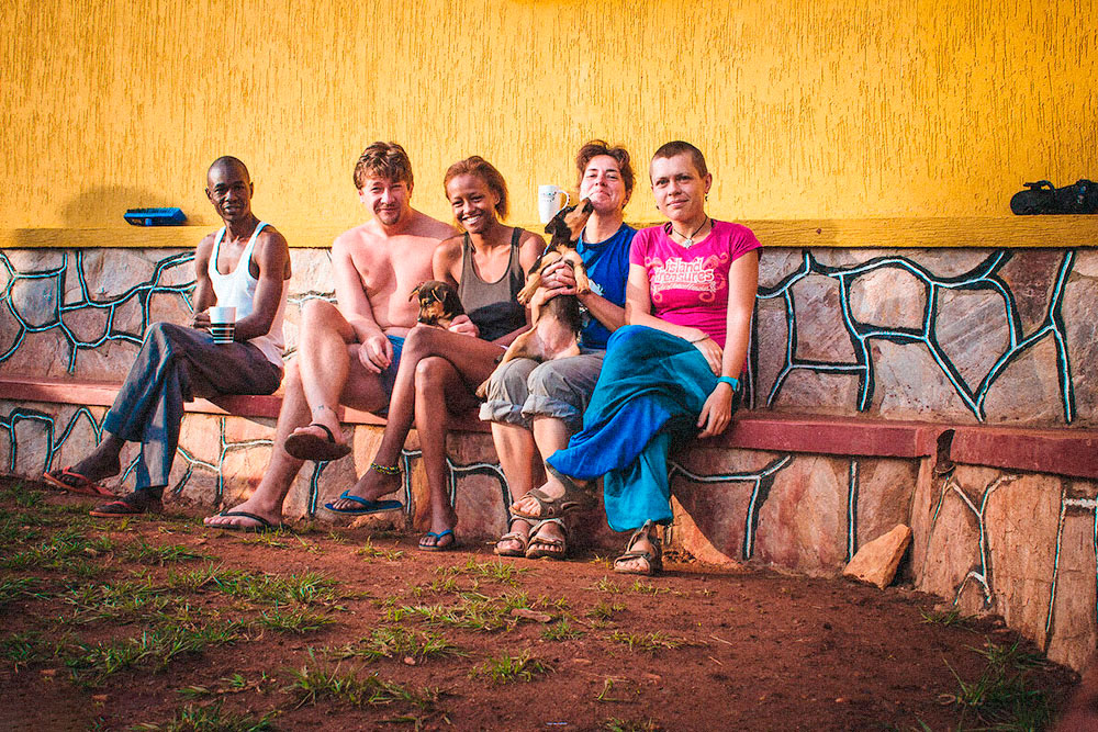 В Уганде мы останавливались у Джорджа (на фото крайний слева). Он снимает дом со своими друзьями. У нас была отдельная комната. Это потрясающие условия для Африки: обычно там предлагают только кровать или матрас
