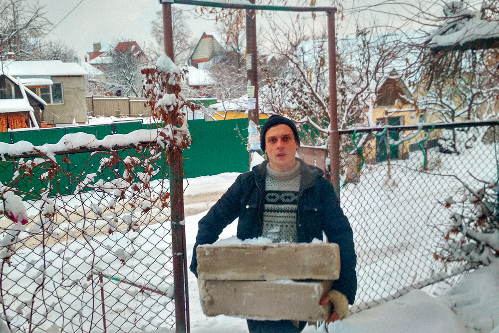 Заказчику посреди зимы срочно понадобилось перетаскать бетонные блоки с улицы во двор