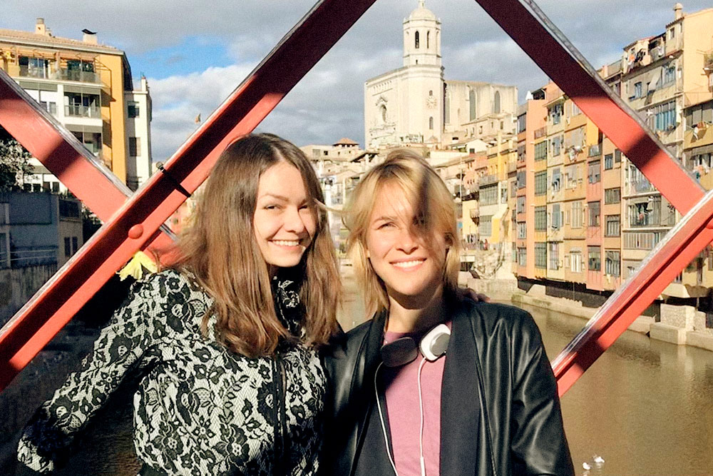 Мы с моей подругой Настей на мосту через реку в Жироне. Его построил Гюстав Эйфель — проектировщик известной башни в Париже