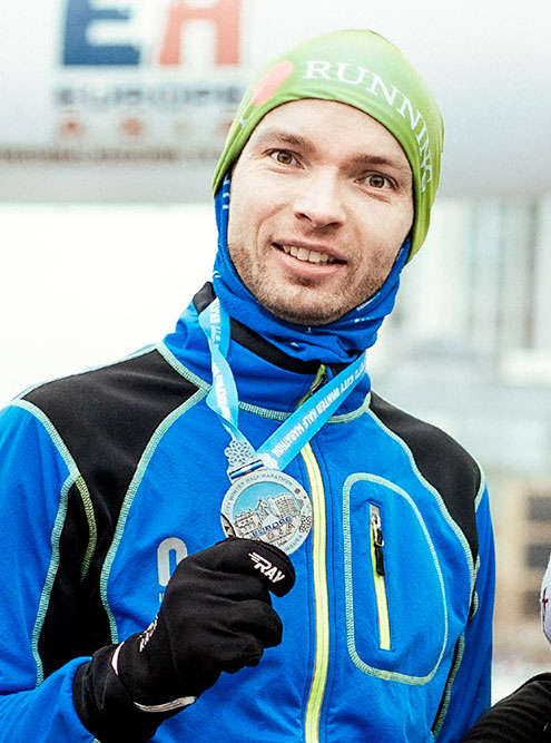 Александр с медалью финишера городского зимнего полумарафона в Екатеринбурге