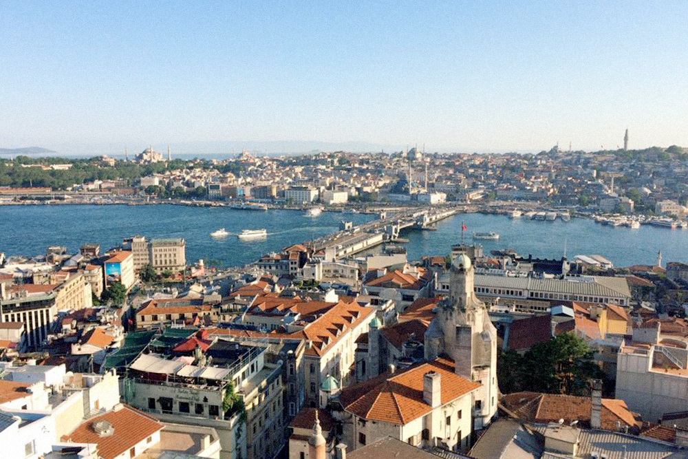 Стамбул стоит на проливе Босфор, который разделяет континент на Европу и Азию