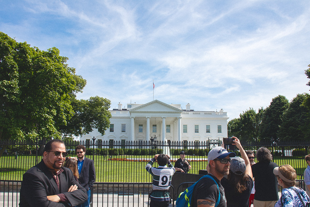 У Белого дома немного туристов — обычно пара десятков человек