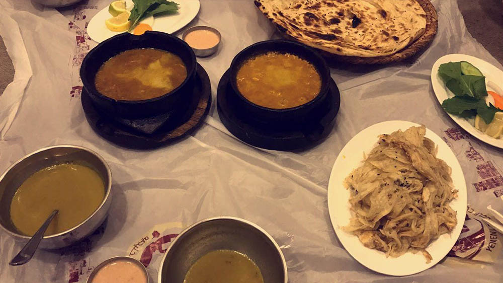 В традиционных ресторанах арабской кухни принято есть на полу. Мы заказали лепешки, овощной суп и два вида рагу. Всё вышло на 80 риалов (1360 ₽)