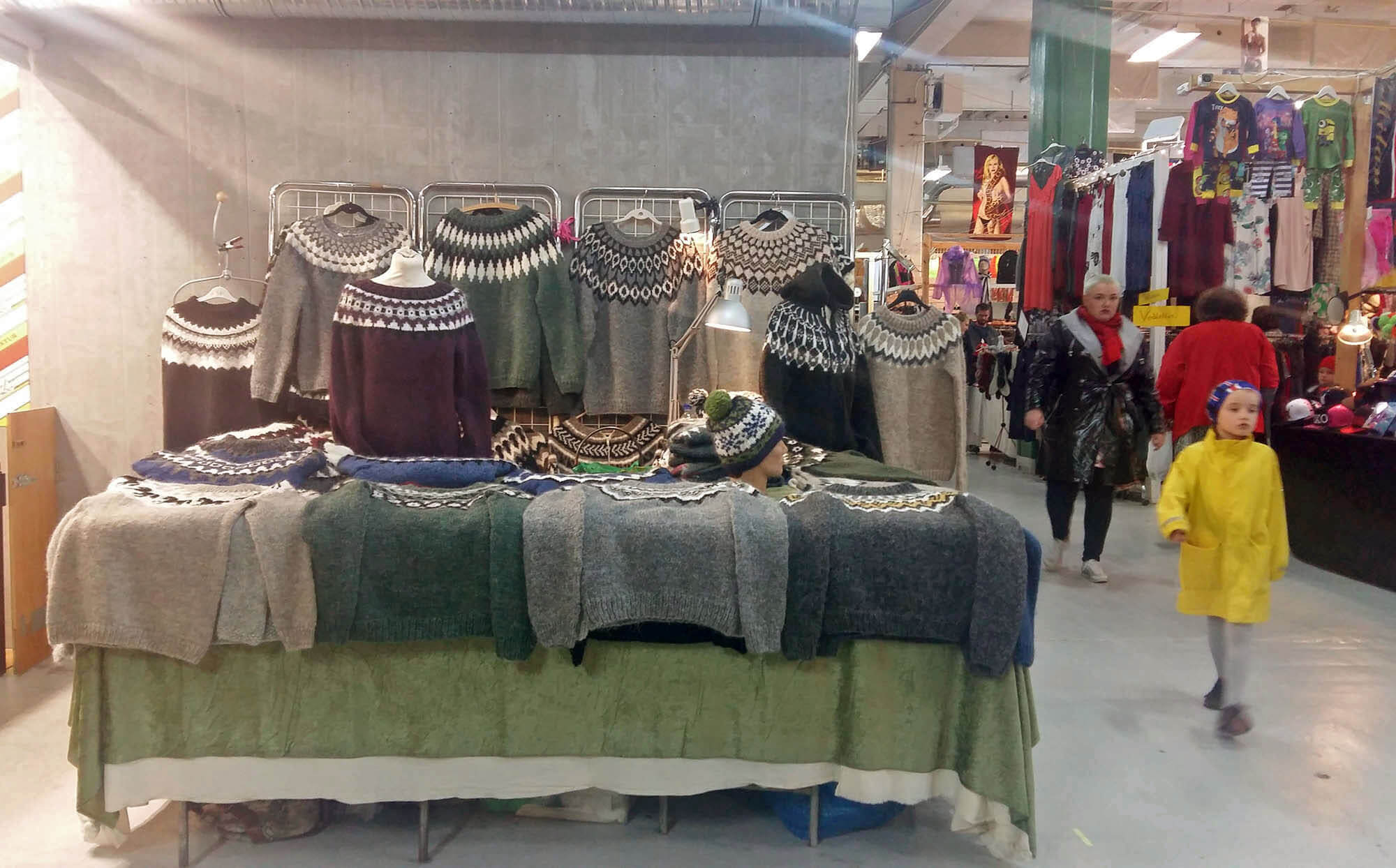 Традиционные исландские свитера ручной вязки на рынке «Колапортис». В обычном магазине такой стоит от 23 000 крон, а тут — 17 000 крон (10 000 ₽)