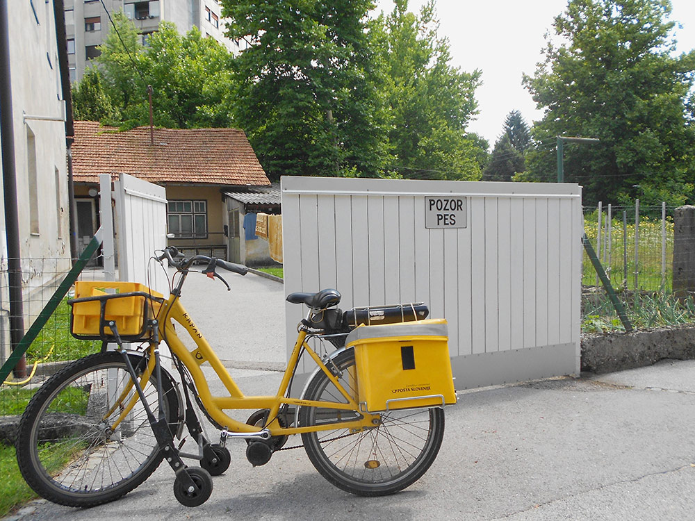 Даже почтальоны пользуются велосипедами