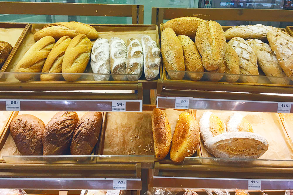 Одна из вещей, по которым я больше всего скучаю на Самуи, — это вкусный дешевый хлеб. Тут самая простая булка стоит от 56 ฿ (112 ₽)