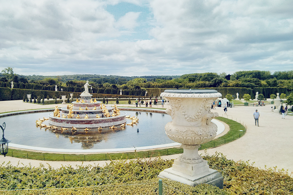 На мой взгляд, Версаль внушительнее, чем Петергоф. Но в Петергофе богаче фонтаны