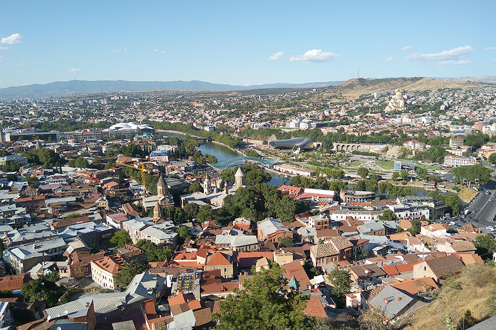 Вид на Тбилиси с Нарикалы, куда можно подняться на канатке от парка Рике. Цена — 2,5 ₾ (58 рублей). Вниз можно спуститься по лестнице