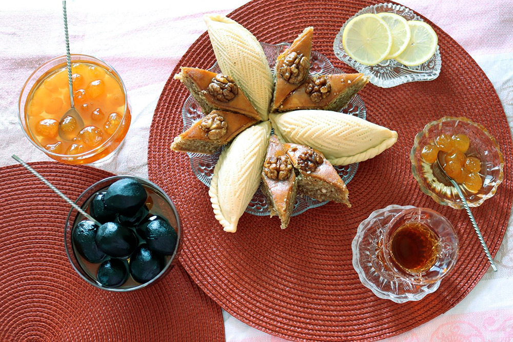 Бакинская пахлава, шекербура и варенье — из белой черешни и молодых грецких орехов в кожуре