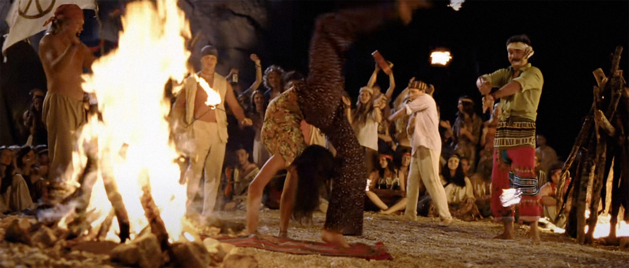 Кадр из фильма. Так сцена с танцующими и веселящимися актерами массовых сцен выглядит на экране. Источник: domsolncafilm.ru