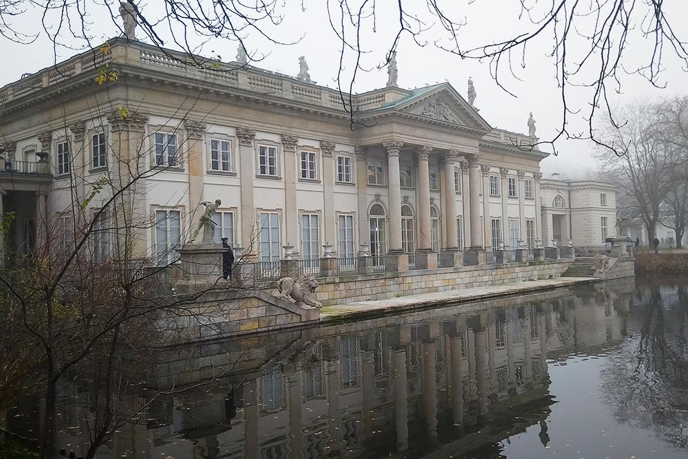 Лазенковский дворец в Варшаве — один из немногих памятников архитектуры, уцелевших во время немецкой оккупации. Внутрь мы не ходили, просто пофотографировались на фоне и погуляли по красивому дворцовому парку